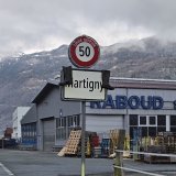 Des bottes suspendues au panneau de signalisation à l'entrée de Martigny comme dans d'autres localités : une façon pacifique de sensibiliser aux conditions de l'agriculture